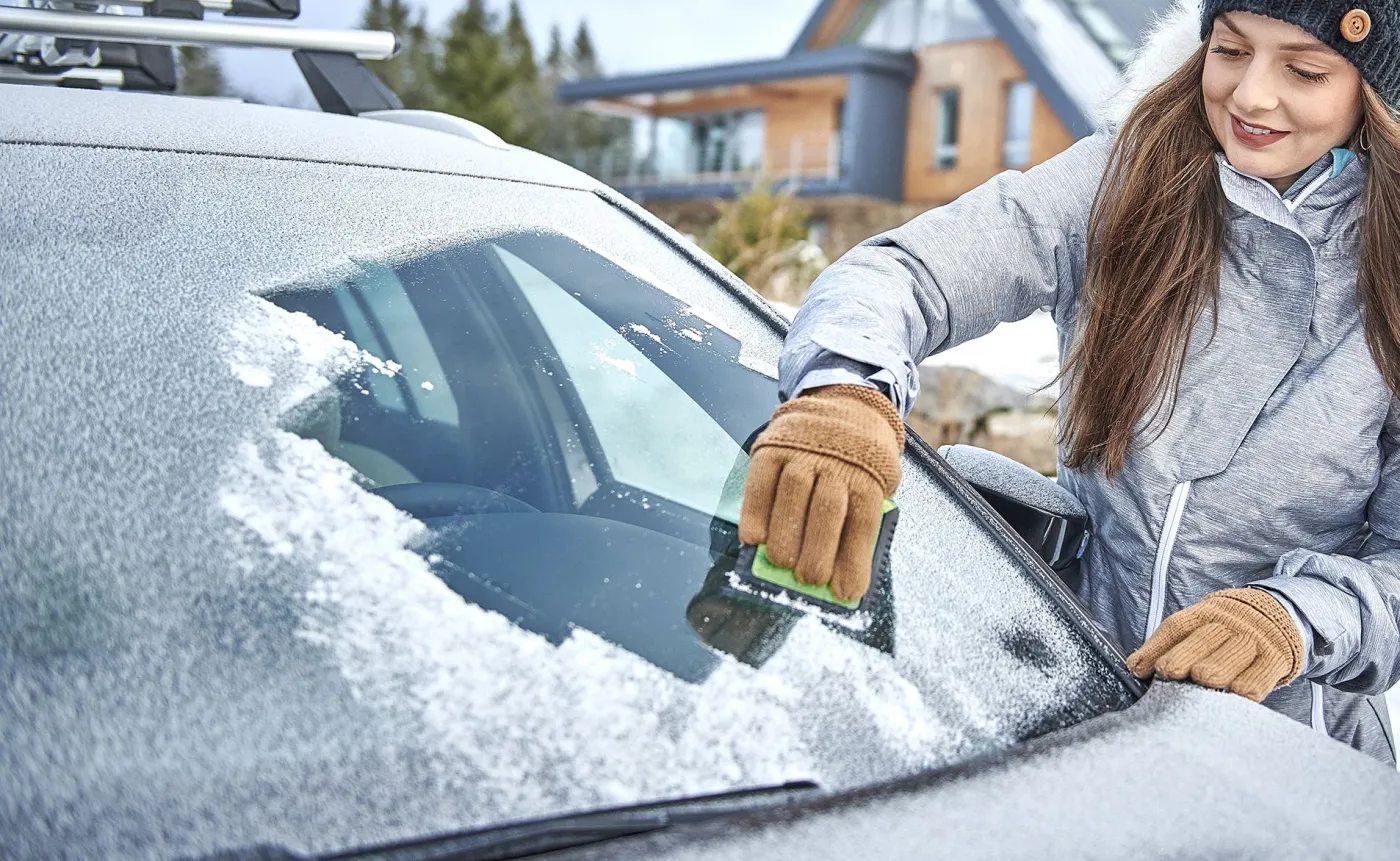 Odmrażacz do szyb czy skrobaczka? Ten domowy preparat zaskoczy skutecznością