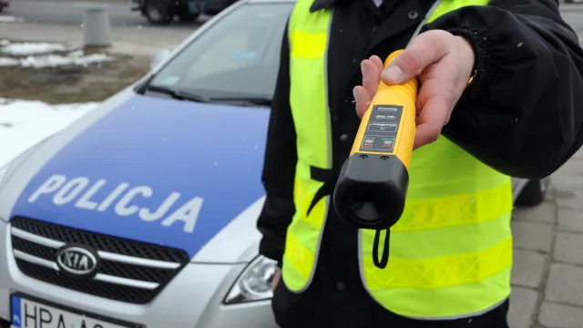 Pijany kierowca tira "jechał wężykiem". Po zatrzymaniu wypadł z kabiny
