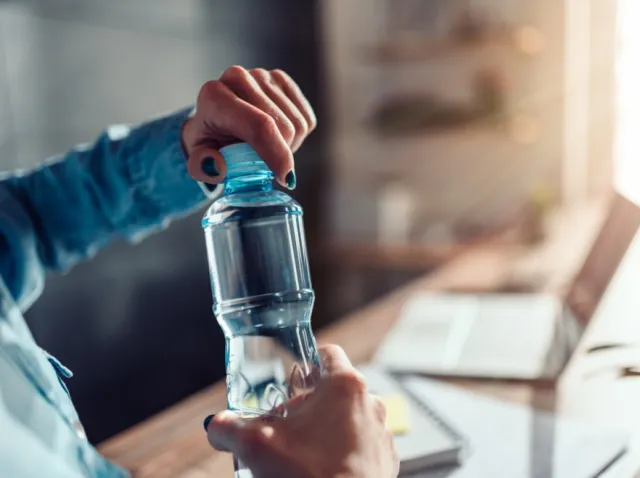Nawet ćwierć miliona maleńkich kawałków plastiku w butelce wody
