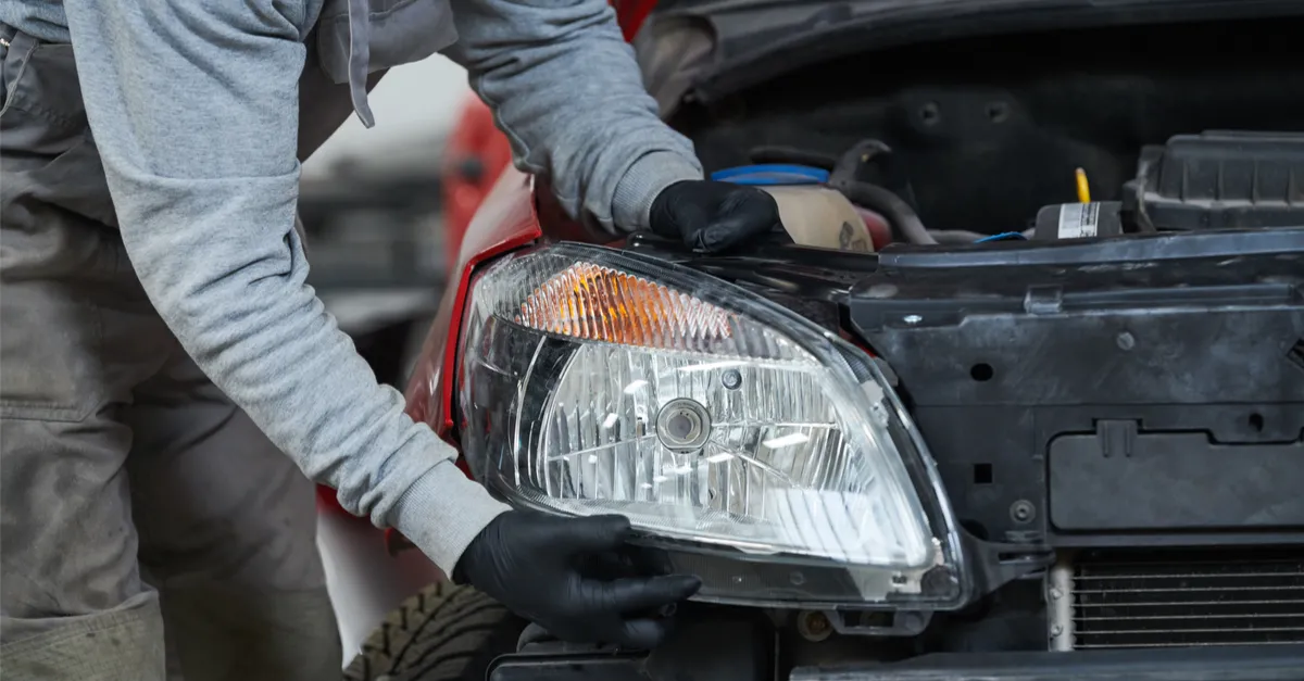 Reflektory słabo świecą – wymieniać czy regenerować?