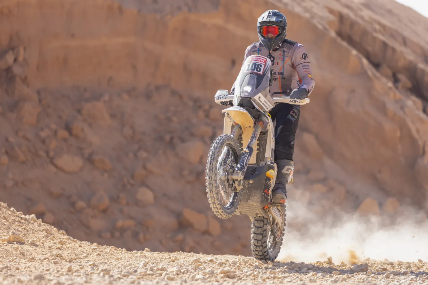 Eryk Goczał zdecydowanie prowadzi w Rajdzie Dakar