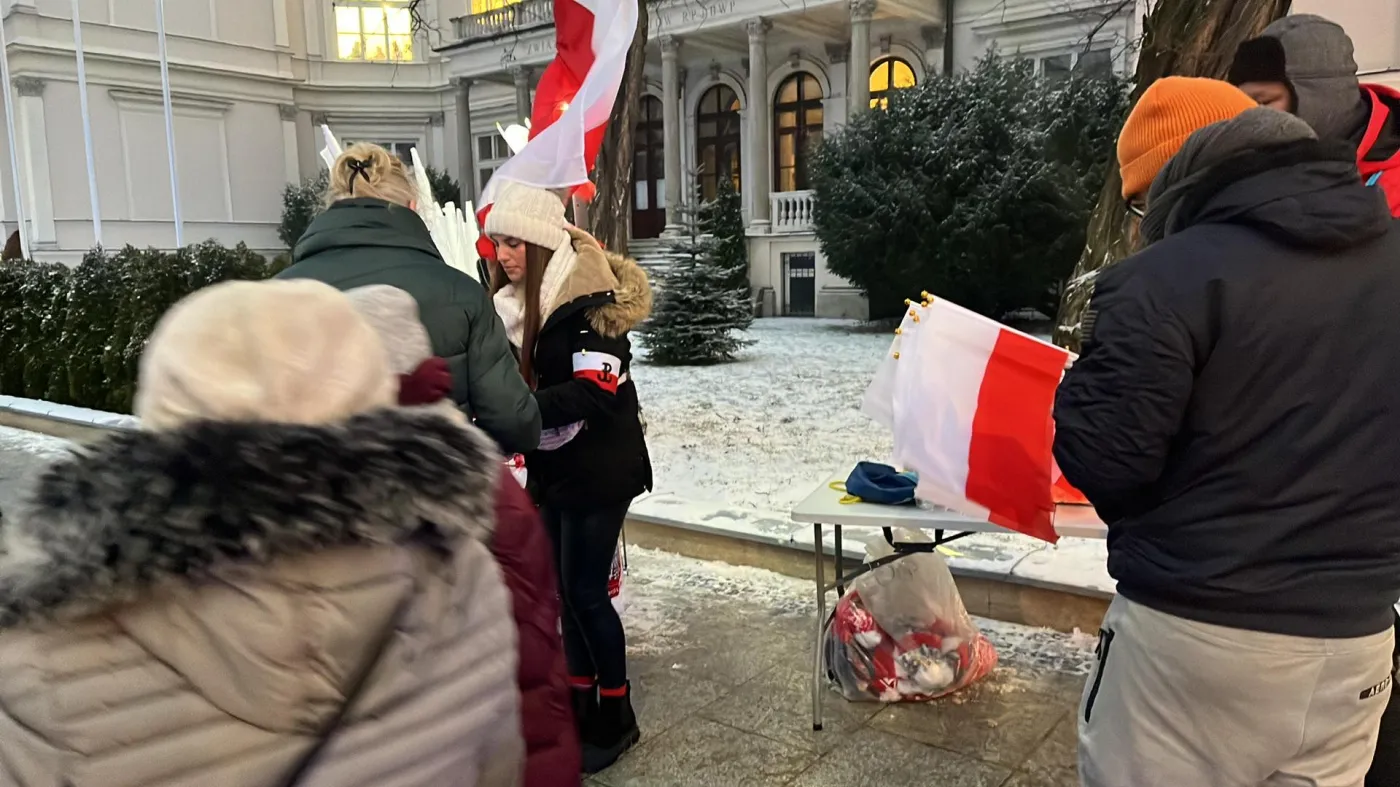 Na miejscu można kupić trąbkę lub flagę