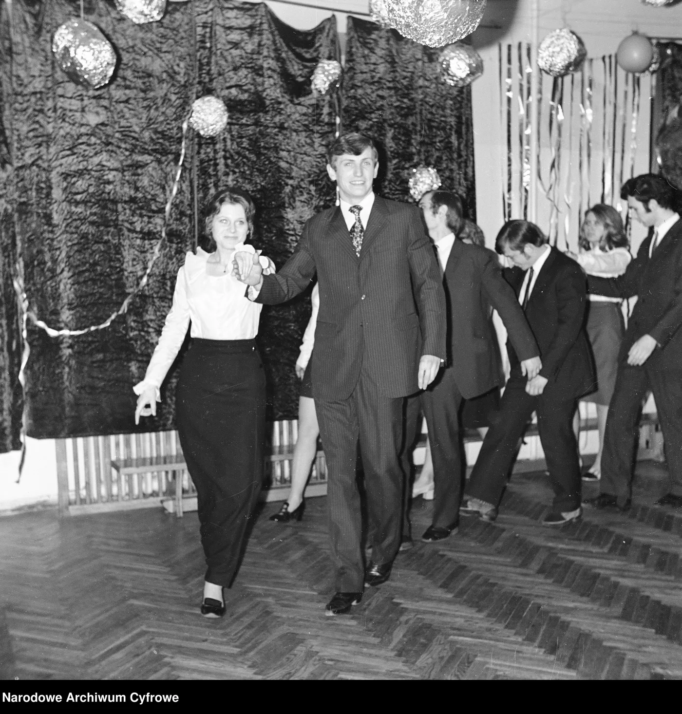 Studniówka w PRL. Białe bluzki, krótkie krawaty i polonez na sali gimnastycznej [FOTO]