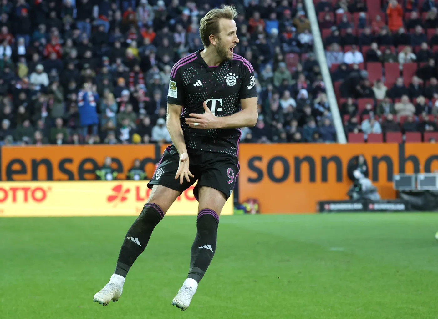 Bayern wygrał derby. Obrońca FC Koeln "znokautował" piłką sędziego