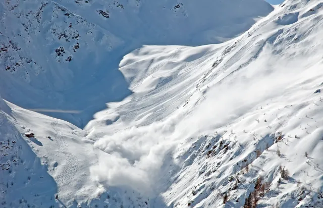 Tatry: Dwie godziny pod śniegiem. Turysta w stanie skrajnie ciężkim [NOWE INFORMACJE]