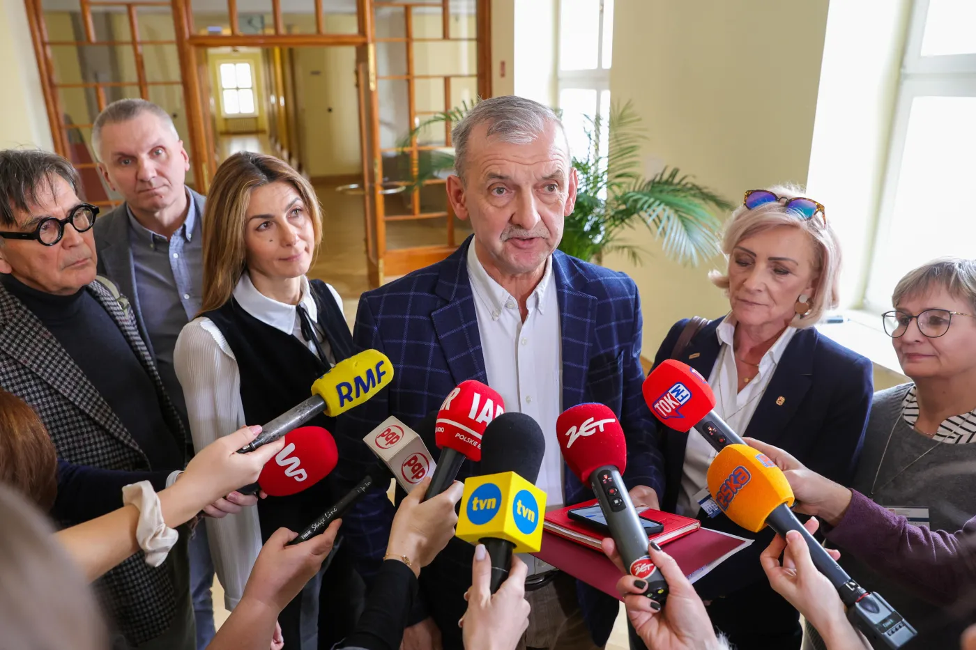 Opóźnienia w wypłatach podwyżek dla nauczycieli. W MEN padł nowy termin