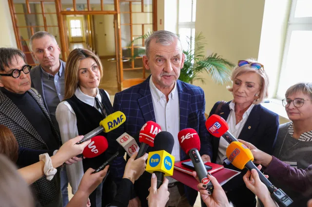 Opóźnienia w wypłatach podwyżek dla nauczycieli. W MEN padł nowy termin