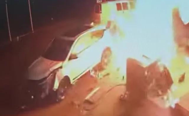 Samochód wjechał w dystrybutor na stacji paliw. Ogromny wybuch i pożar [NAGRANIE]