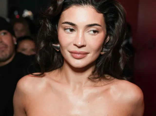 Kylie Jenner diametralnie zmieniła fryzurę. Teraz wygląda jak własna matka [FOTO]