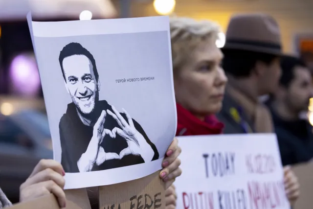 Włoska gazeta: Teraz Rosjanie będą próbowali obrzucić Nawalnego błotem