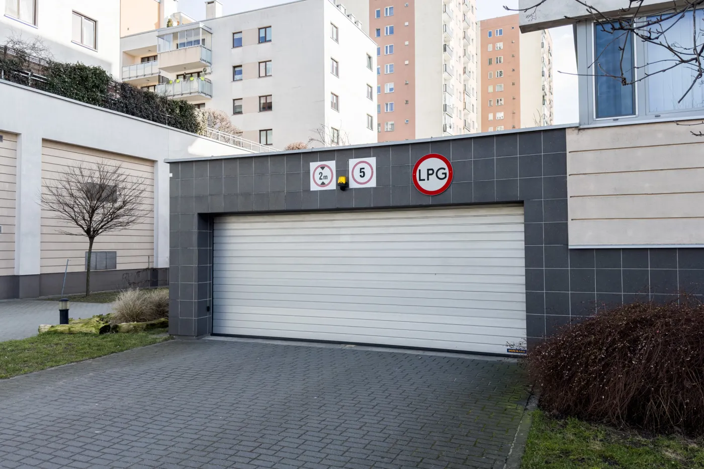 Zakaz wjazdu dla aut z LPG, garaż, wjazd do garażu