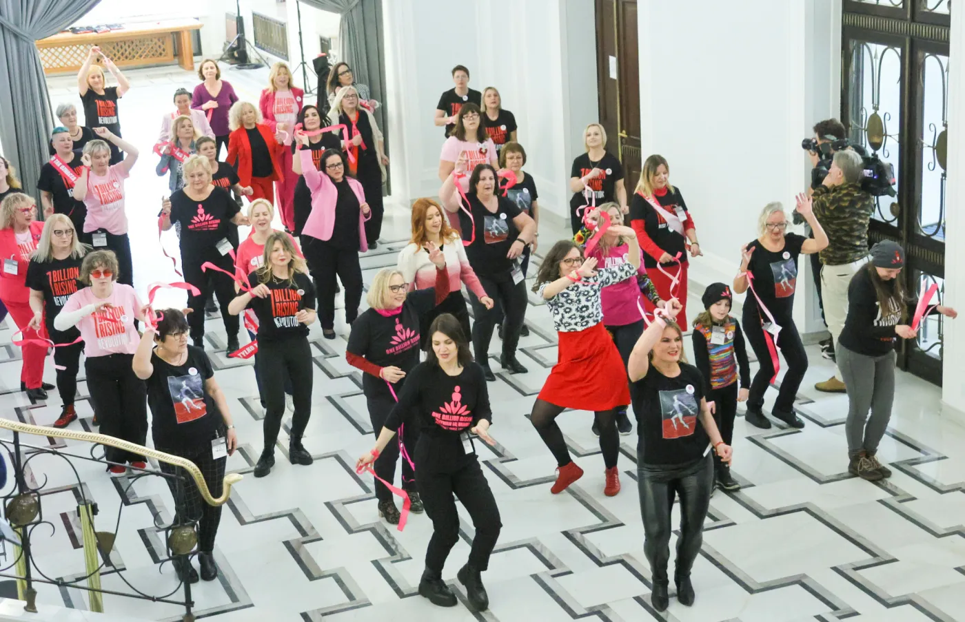 "Musiały w Popielec zatańczyć w Sejmie". Ksiądz grzmi po tańcu posłanek