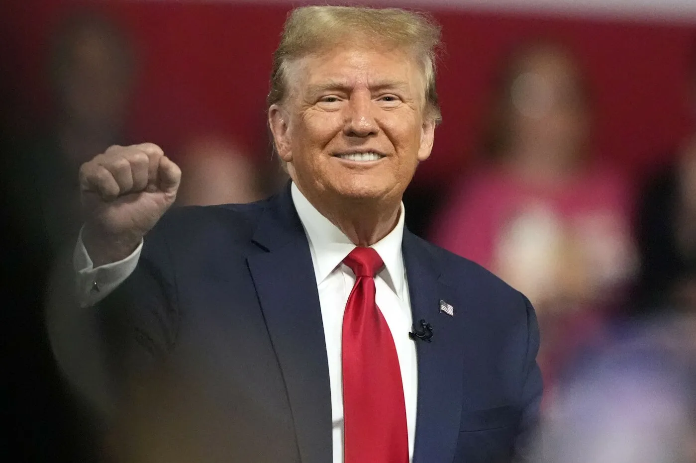 Donald Trump sprzedaje złote buty. Polityk chce zostać projektantem?