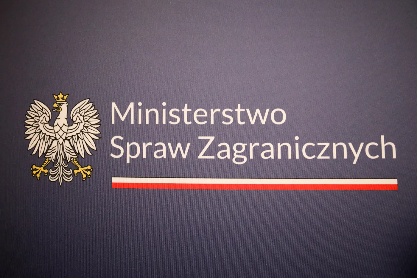 Tablica informacyjna  w siedzibie Ministerstwa Spraw Zagranicznych w Warszawie