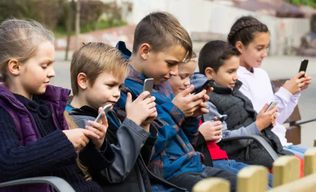 Włosi zakazują komórek i tabletów w szkołach. "Dochodzi do aktów agresji"