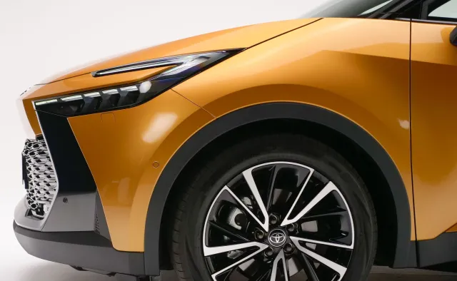 Nowa Toyota C-HR jest zupełnie inna! Nie tylko hybryda 5. generacji robi różnicę
