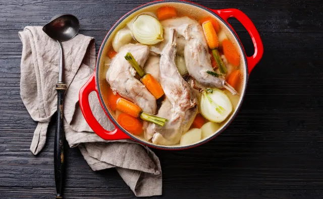 Na tym mięsie nie gotuj rosołu. Wiele osób popełnia ten błąd
