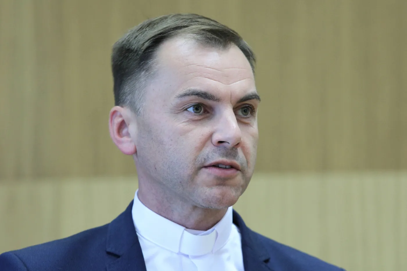 Pisał wulgarne wiadomości do internautki. Watykan ukarał byłego rzecznika kurii