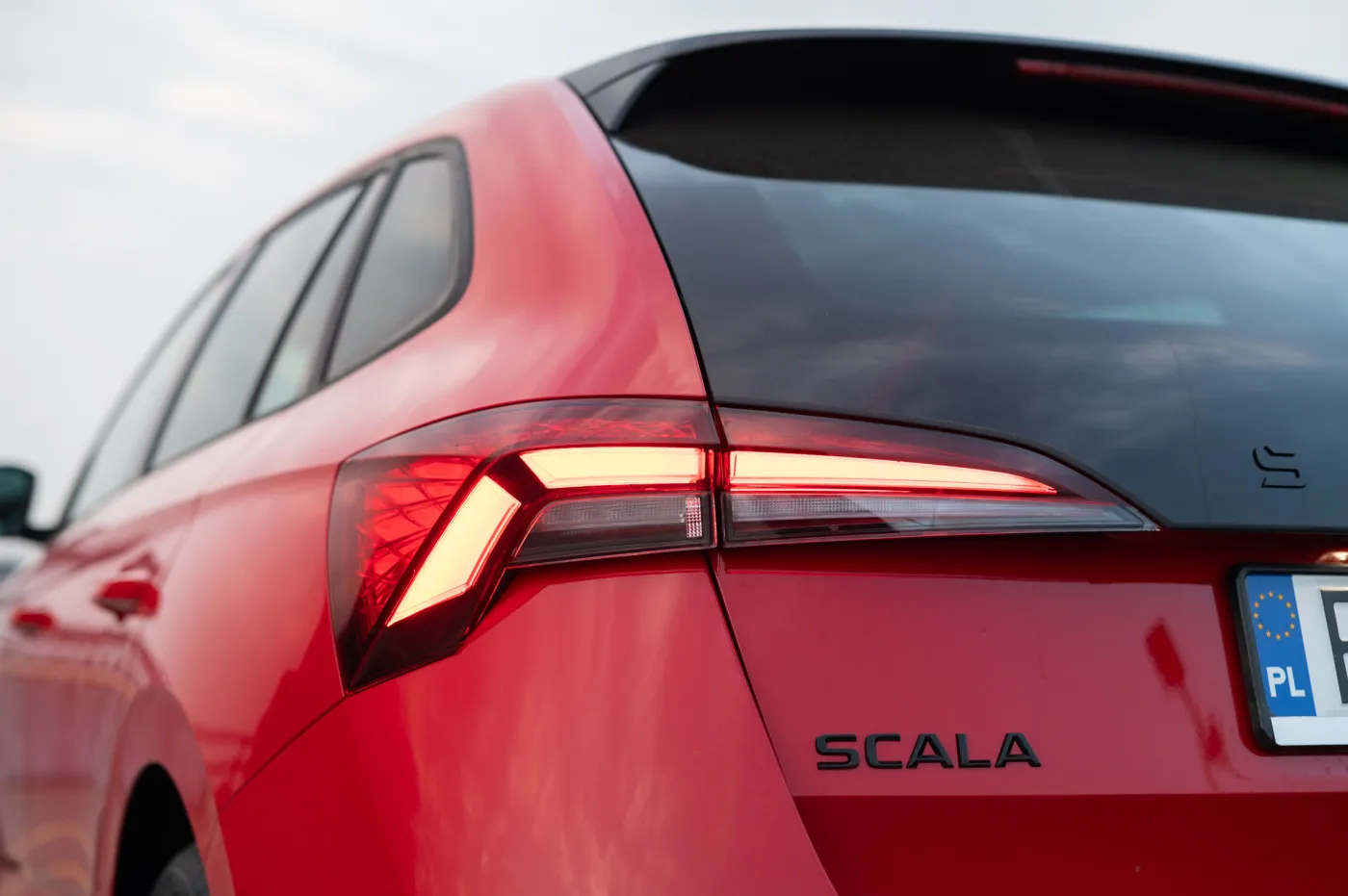 Czesi rozbili bank - to najtańsze auto w klasie. Co oferuje Skoda Scala po liftingu?