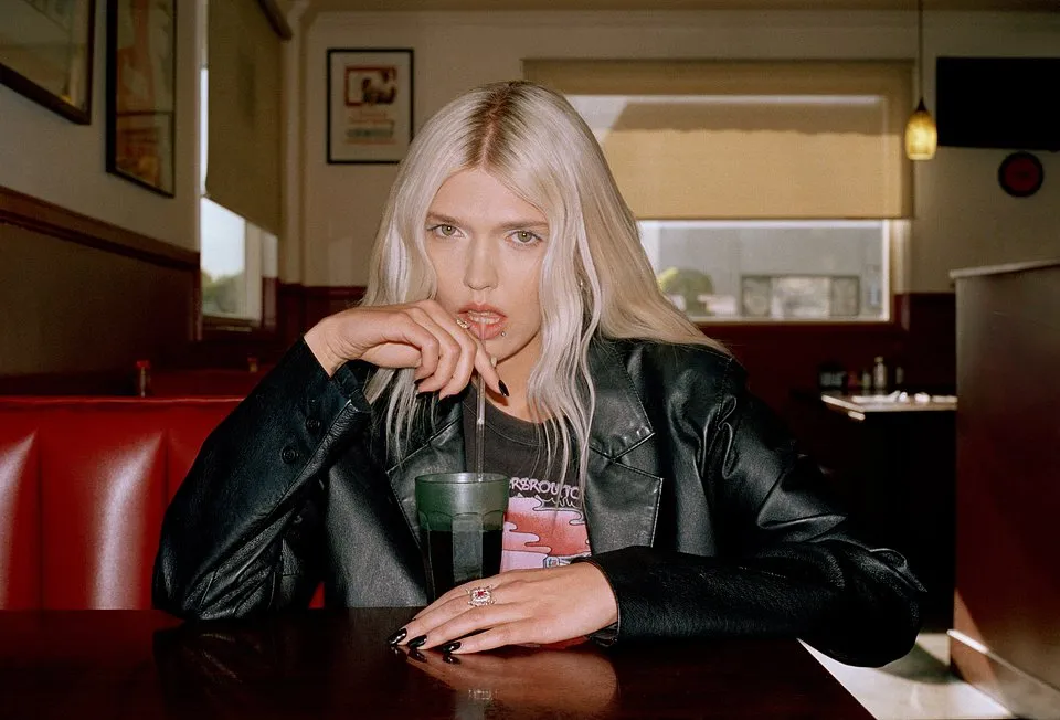 Daria Zawiałow "Dziewczyna pop". Można otwierać pink gin [RECENZJA]