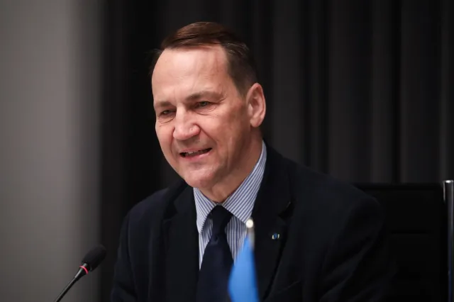 Facebook i Instagram pod lupą KE. Sikorski: Ostatnia nadzieja ludzkości