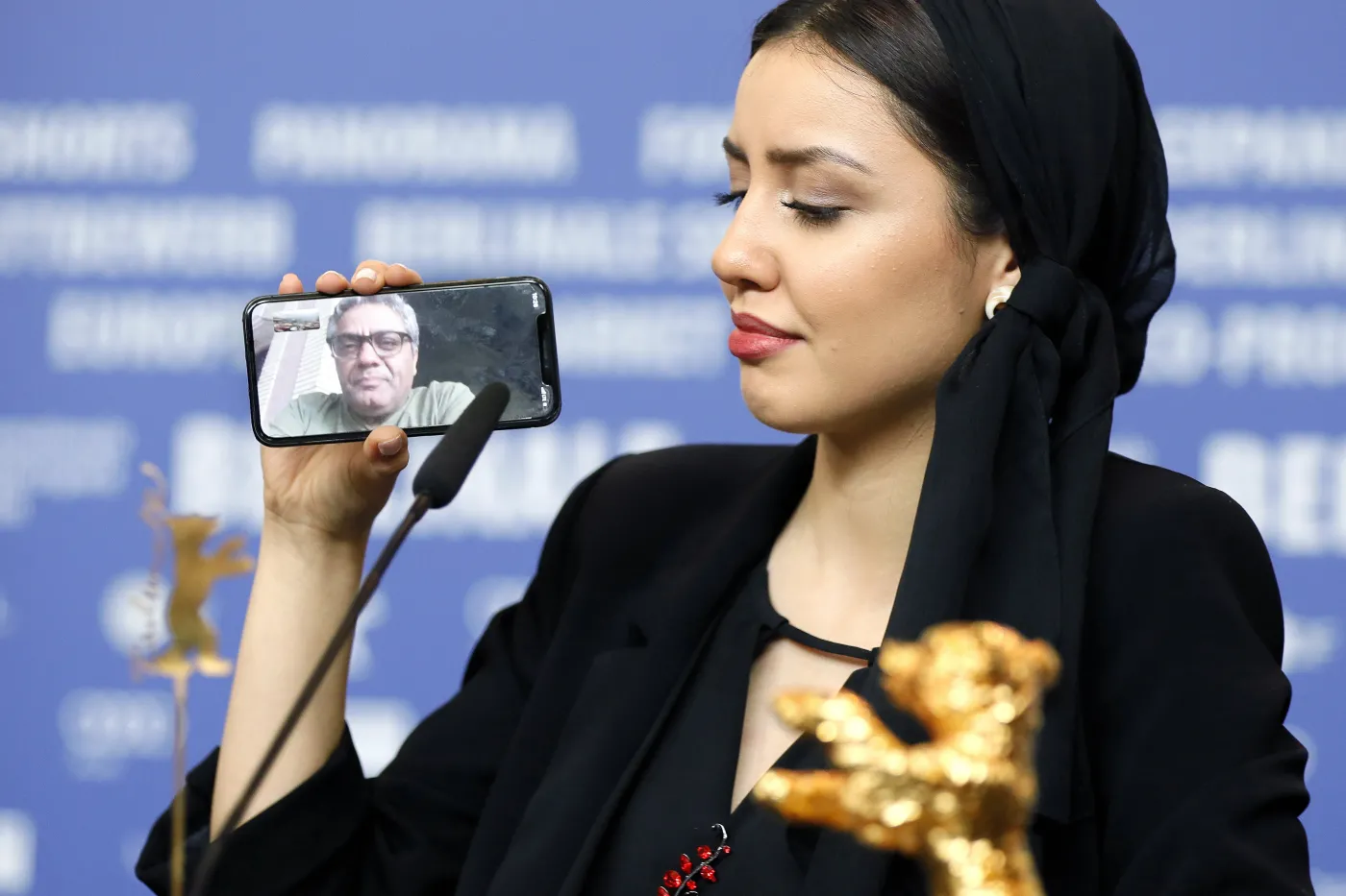 Mohammad Rasoulof dziękuje "zdalnie" za Złotego Niedźwiedzia za film "Zło nie istnieje" na festiwalu Berlinale