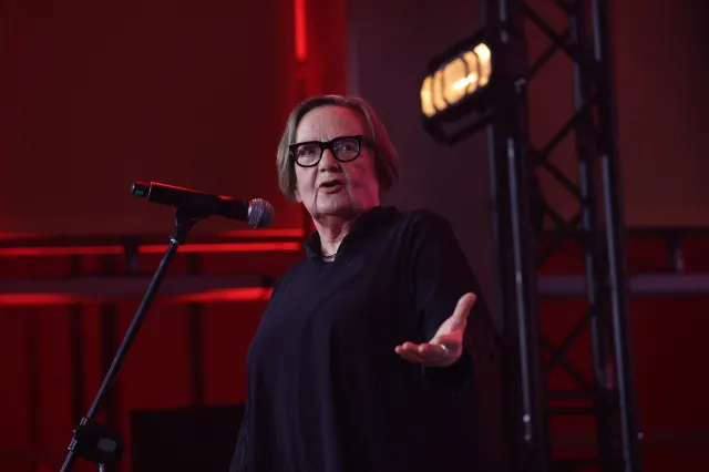 Agnieszka Holland uderza w Tuska i wypomina Sikorskiemu wykształcenie. "Sam był emigrantem"