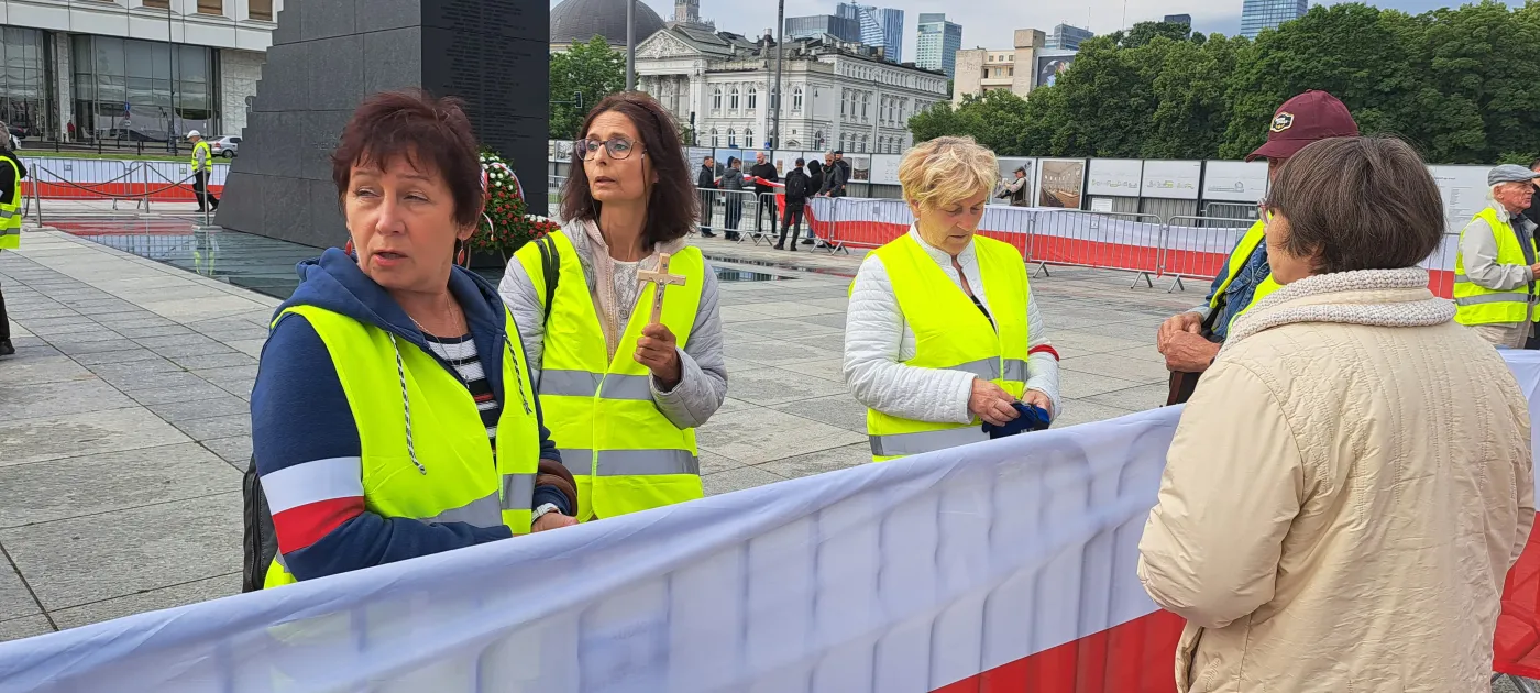 "Służba porządkowa 2024" podczas odmawiania różańca