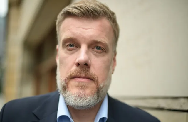 "Czas grzecznej Lewicy się skończył". Zandberg chce walnąć mocno pięścią w rządowy stół