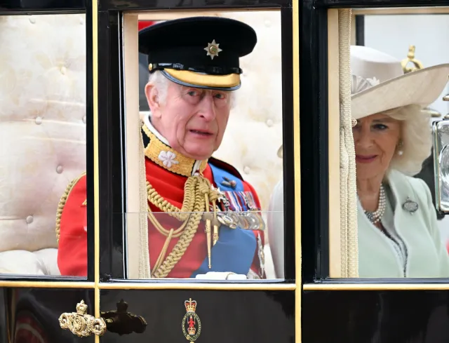 Zmęczony król Karol III na paradzie. Jak zachowywał się wobec poddanych? [FOTO]