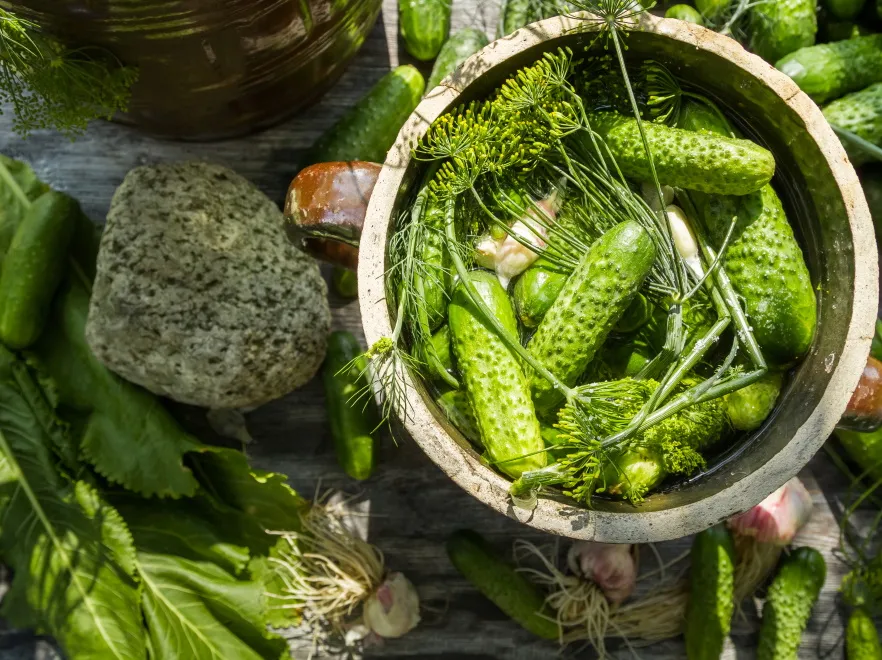 Chrupiące ogórki małosolne. Ile soli sypać do zalewy?