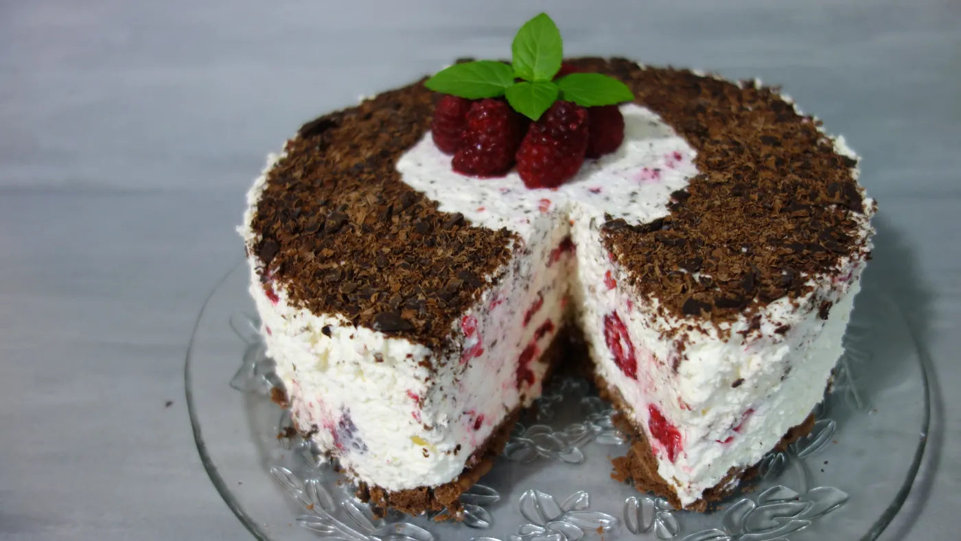 Przepyszne ciasto malinowe bez pieczenia. Ten przepis od Heni Foks to wielki hit