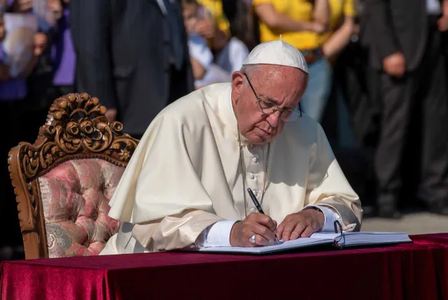 Rewolucja w Watykanie? Papież Franciszek za błogosławieniem par jednopłciowych