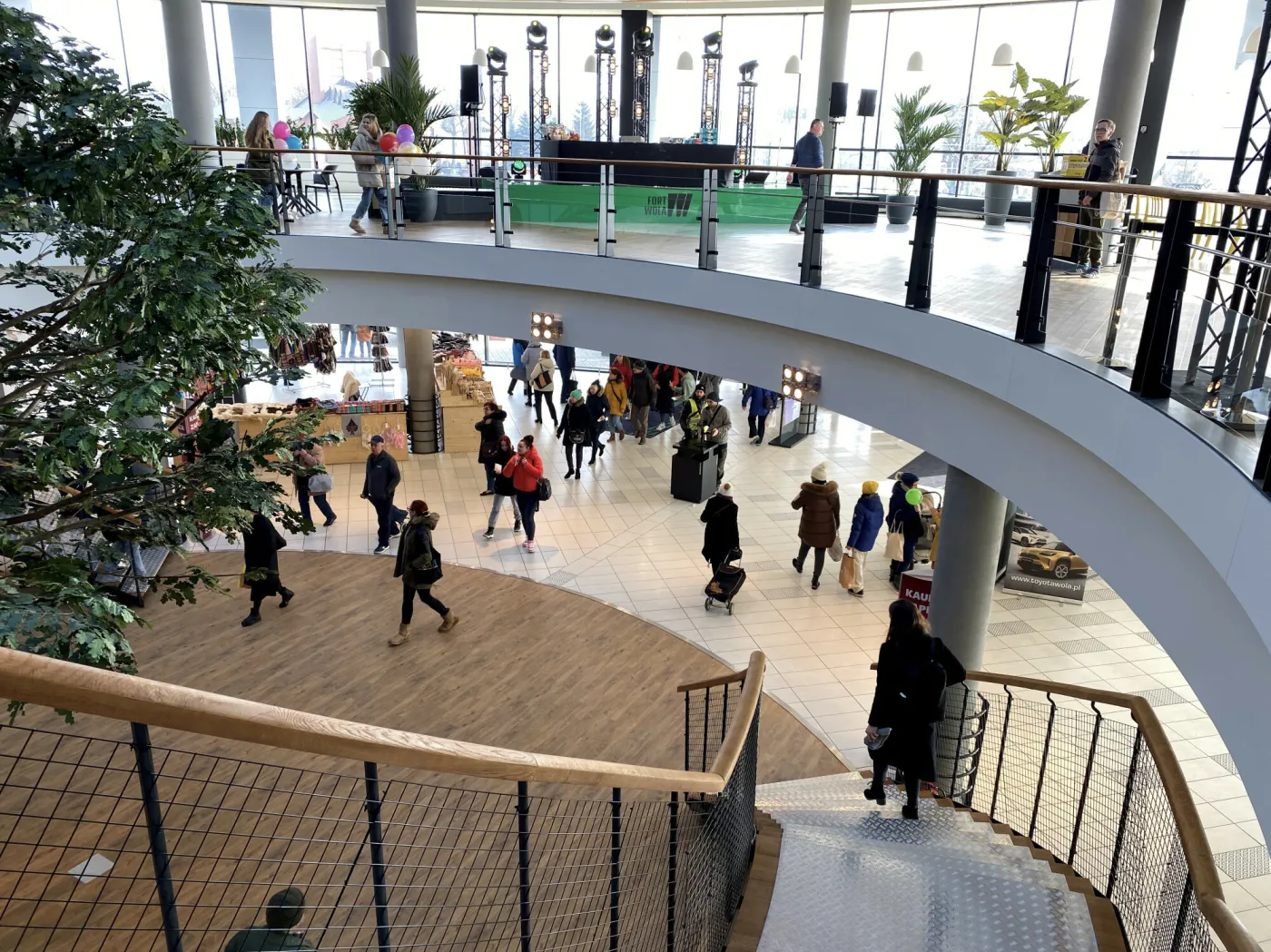 Gnom grasuje w warszawskich galeriach handlowych. "Męczy pracowników"