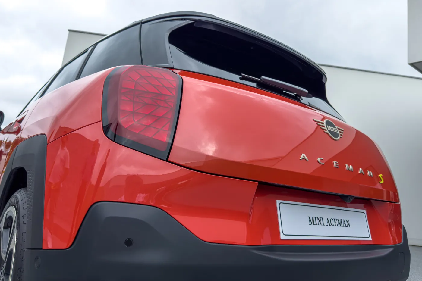 Nowe MINI Aceman to rewolucja. Ile kosztuje?