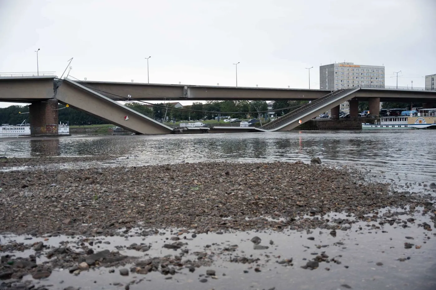 Do wody wpadło około 100 metrów mostu, miasto odcięte od dostaw ciepła