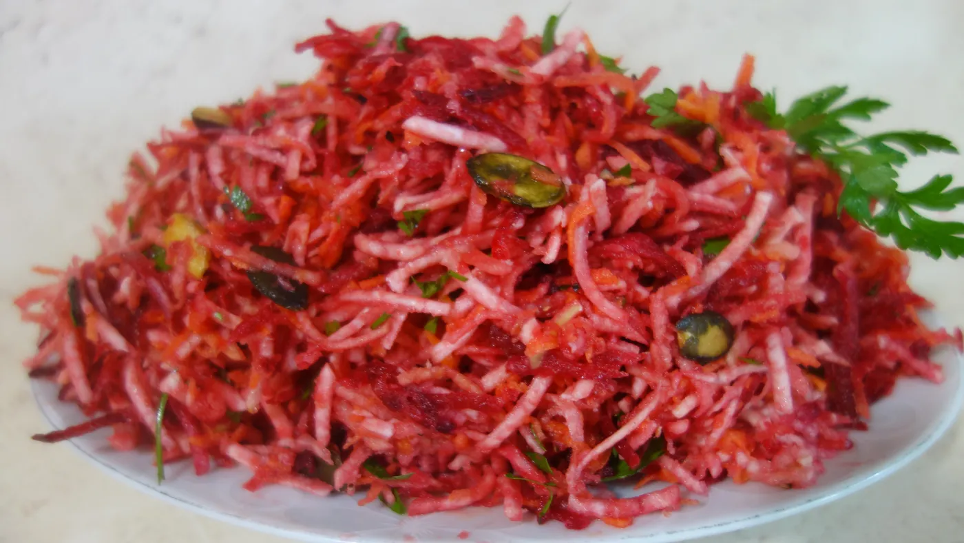 Smaczna i pożywna surówka warzywna. Nowy przepis Heni Foks