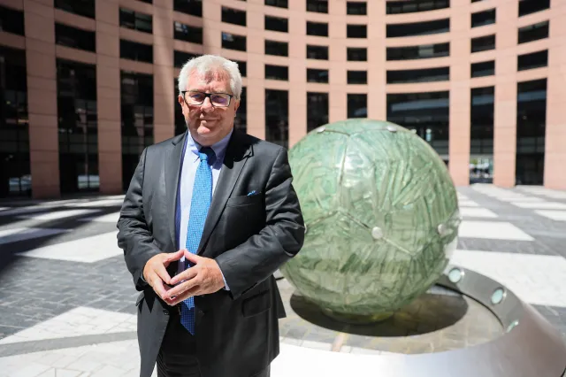 Chińskie motorowery, tir i inne... Tak europoseł Czarnecki "podróżował" do Brukseli [SZCZEGÓŁY ZARZUTÓW]