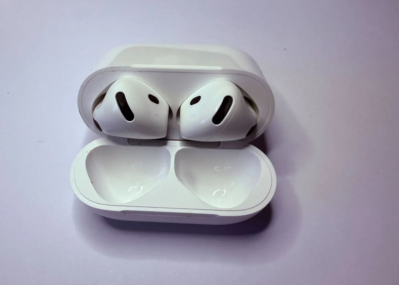 Apple Air Pods 4, rewelacyjna jakość wygłuszania dźwięków, ale ta bateria... [RECENZJA]