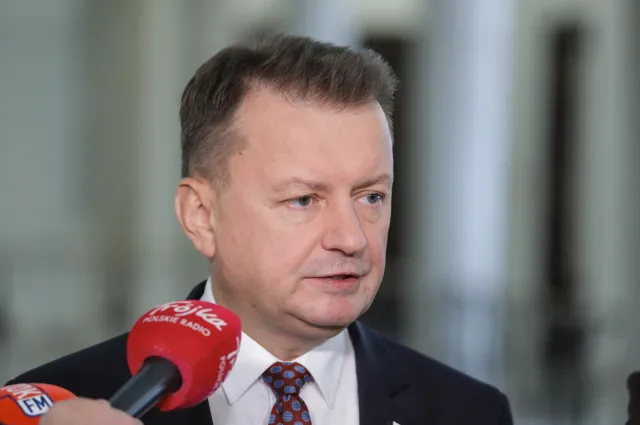 Błaszczak bije w Dworczyka: Może z perspektywy Brukseli...