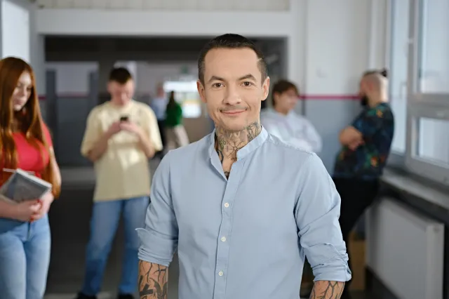 Nastolatki rządzą kasą. Kim jest Marcin Józefaciuk, prowadzący program?