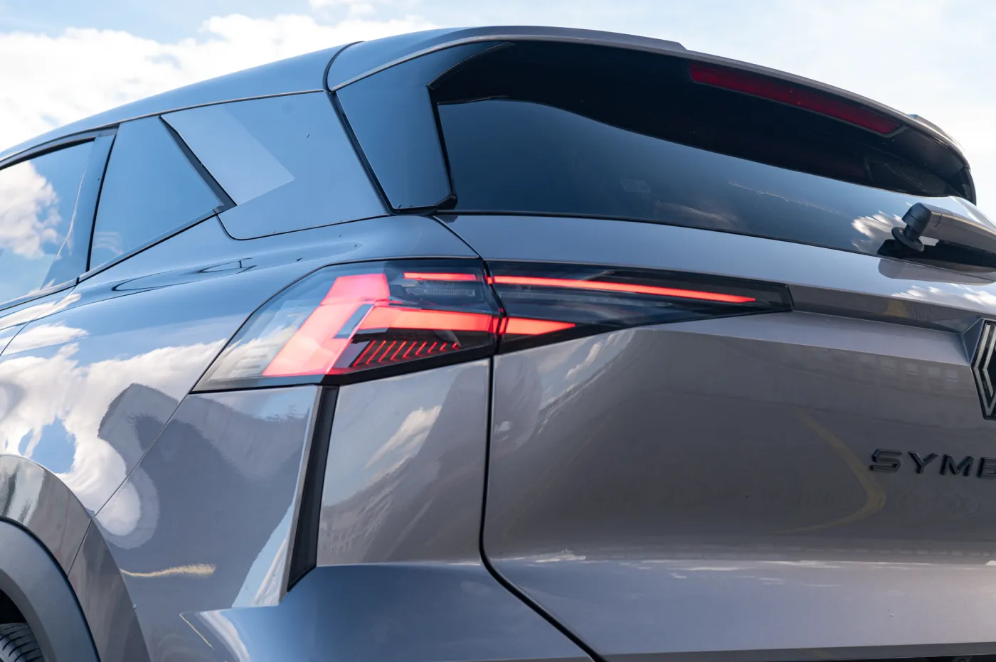 Rodzinne Renault jeździ za grosze. Hybryda oszczędza, bagażnik zaskakuje