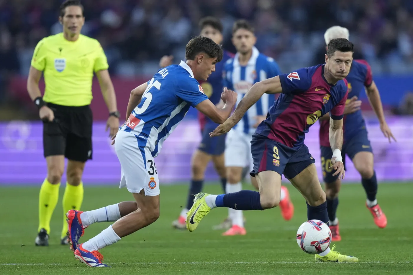 Robert Lewandowski bez gola, ale Barcelona gromi rywala. Już 9 punktów przewagi nad Realem