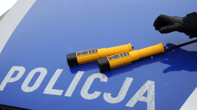 Może i jechał bez opony, ale za to był pijany. A to dopiero początek jego (i pasażerki) problemów
