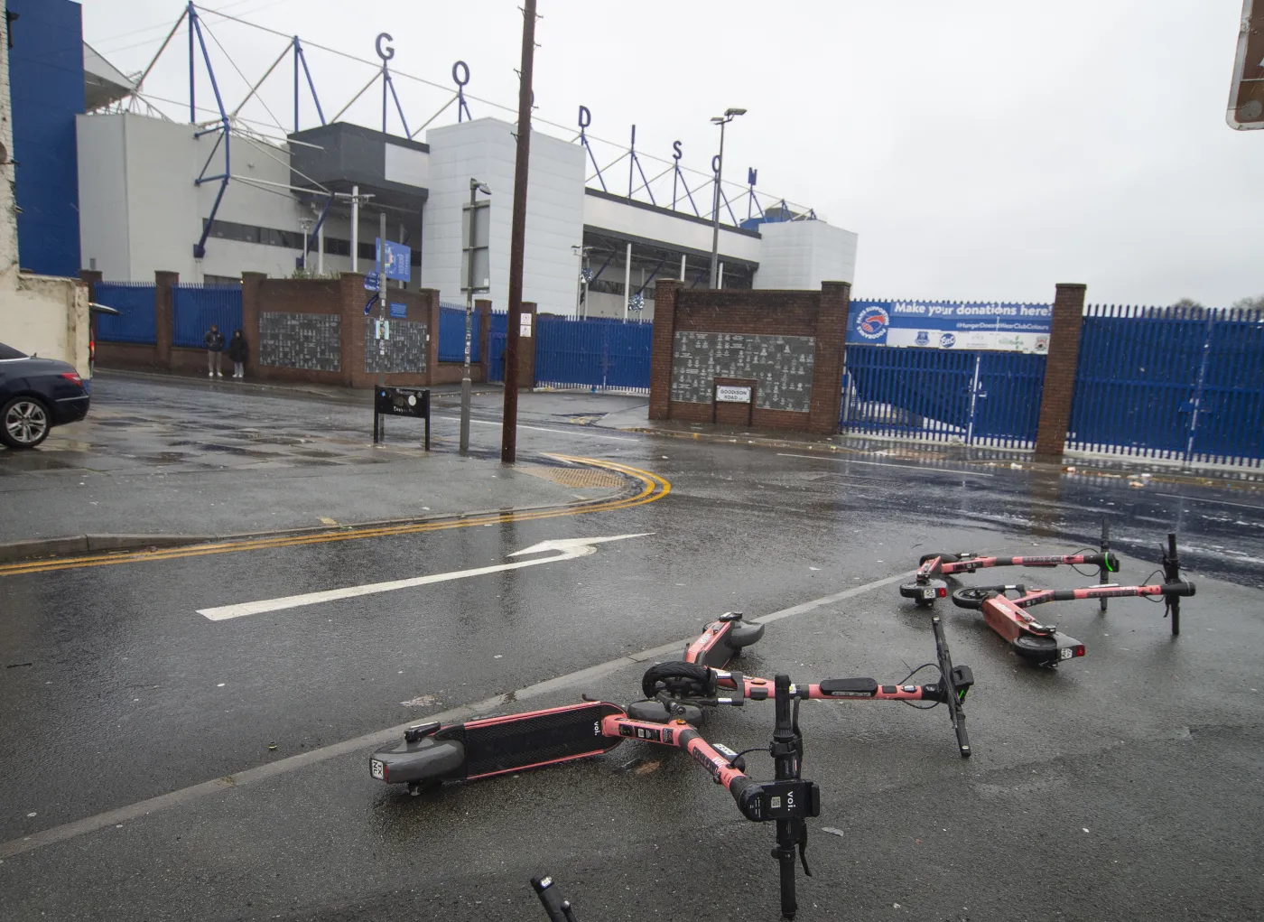 Orkan Darragh szaleje. Wiatr i ulewy uniemożliwiły rozegranie derbów Liverpoolu