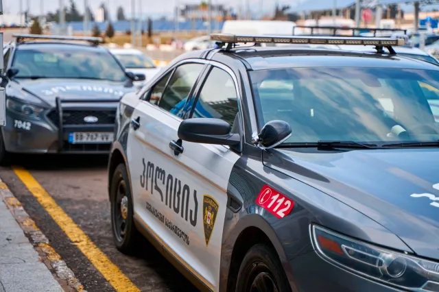 Autobus z rosyjskimi turystami obrzucony jajkami i butelkami. Policja zatrzymała demonstrantów