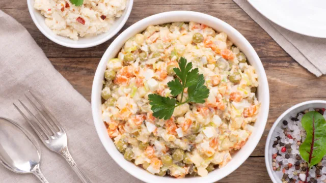 Ta sałatka jarzynowa skradnie show. Każda ciocia zapyta o przepis