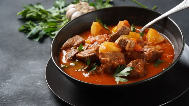 Idealna zupa na sylwestra i nowy rok. Sycąca i rozgrzewająca gulaszowa od Jakuba Kuronia