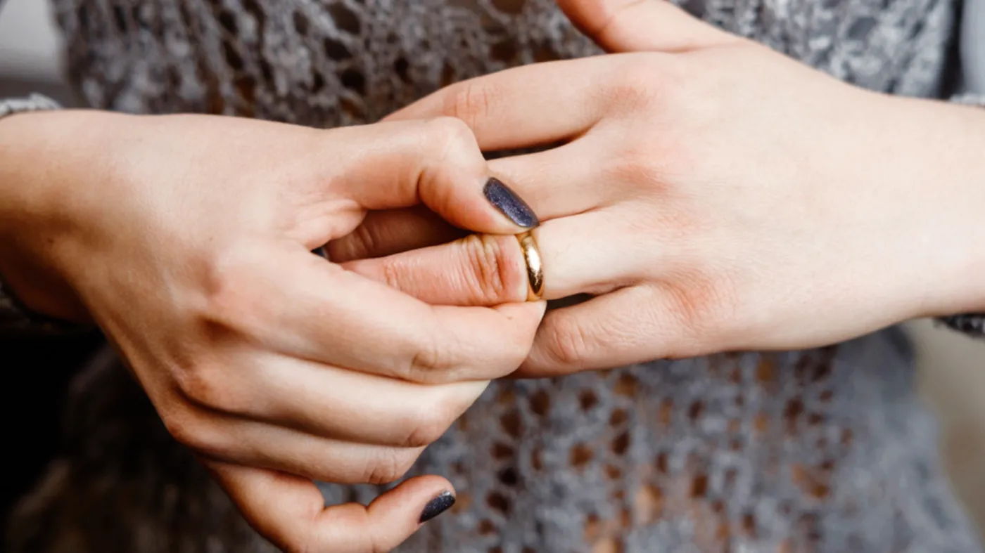 Złoto brudzi skórę? Lekarz mówi, czy to oznaka choroby