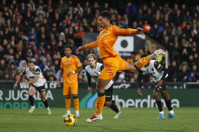 Bellingham zmarnował karnego, Vinicius Junior wyleciał z boiska, a Real i tak pokonał Valencię